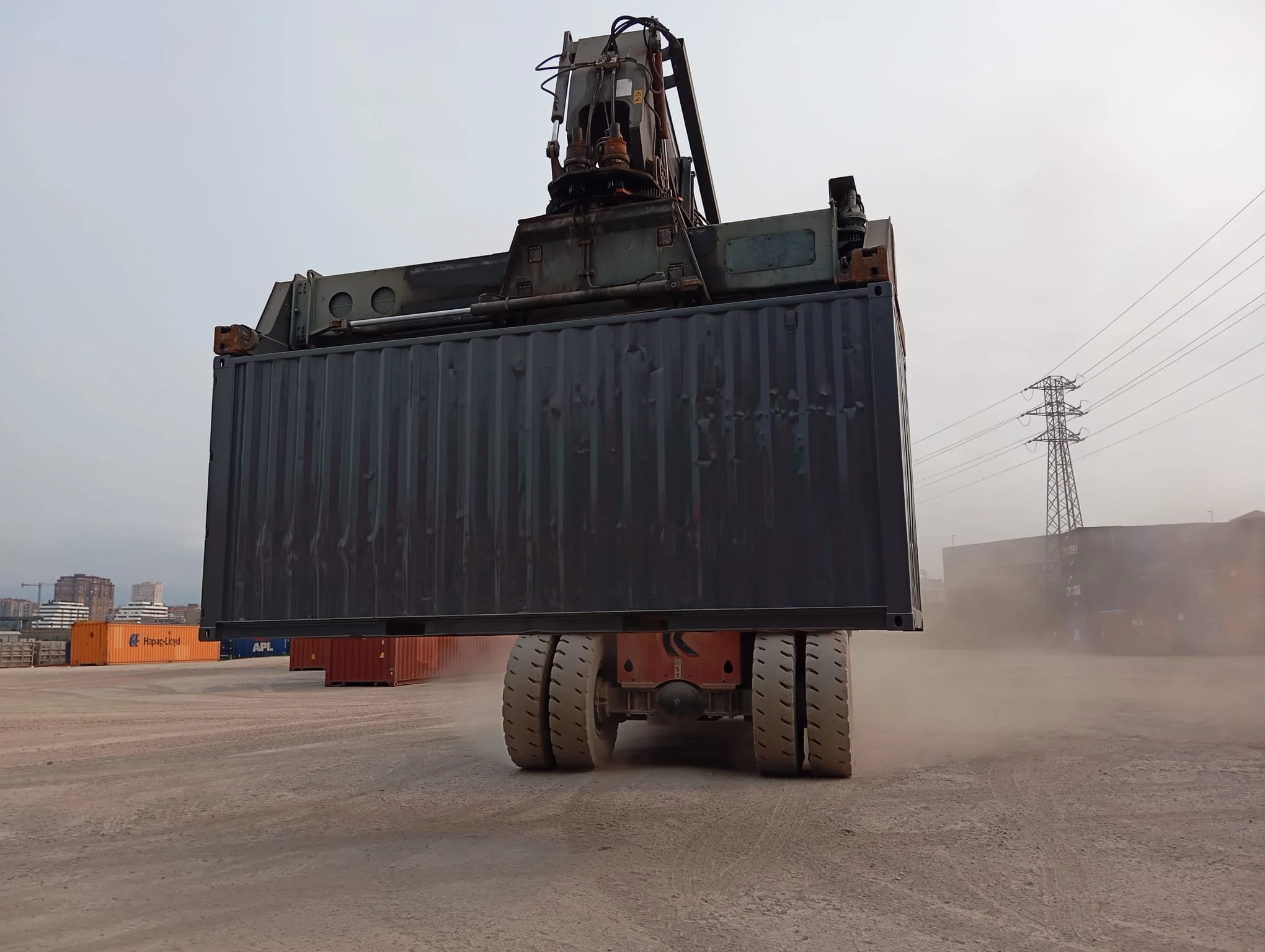 Reachstacker moviendo un contenedor en el depósito