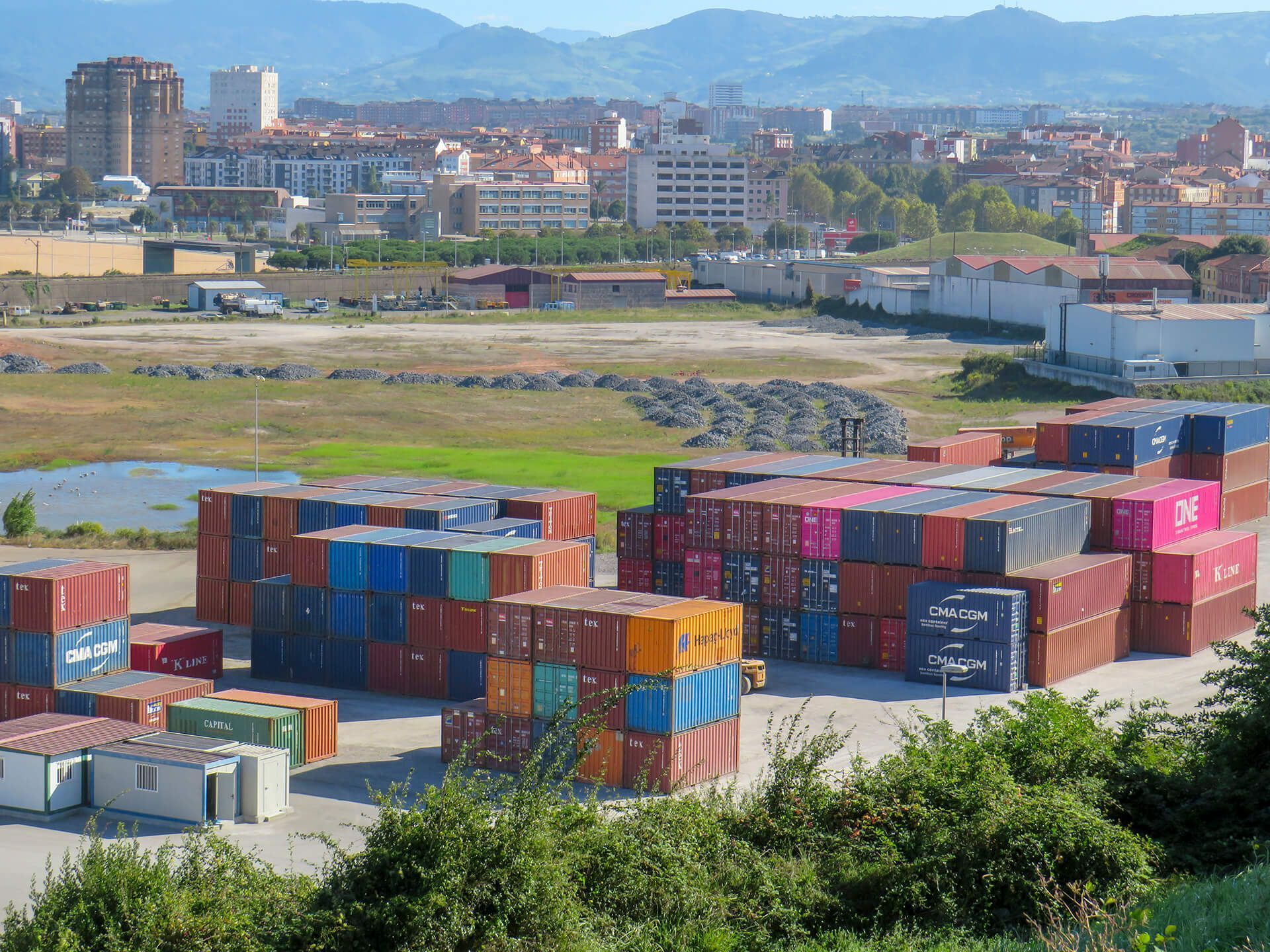 Vista del depósito portuario de Astracón en Gijón